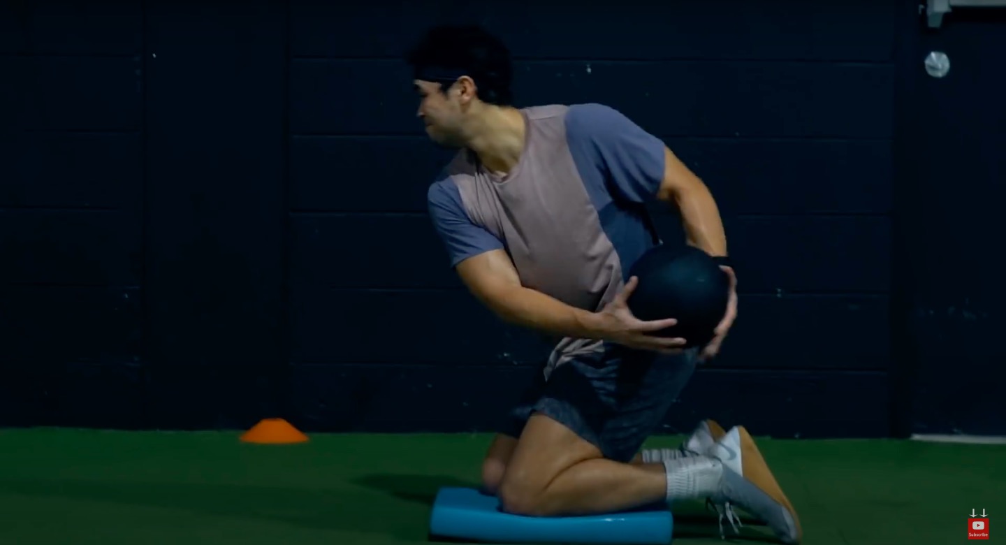 Kneeling Lateral Med ball twist